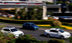 Un véhicule électrique (VE) Yuan Plus de BYD circule dans une rue de Pékin, en Chine