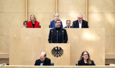 Session plénière du Bundesrat pour l'adoption du projet de loi sur la réforme des règles constitutionnelles relatives à la dette et la création d'un fonds d'infrastructure, à Berlin