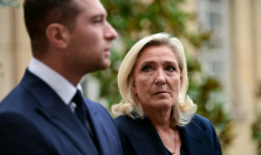 Le président du Rassemblement national (RN), Jordan Bardella (g.), s'adresse aux médias aux côtés de la présidente du groupe parlementaire du RN, Marine Le Pen, à Paris, le 2 septembre 2025 ( AFP / Bertrand GUAY )