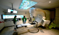 Le personnel médical prépare la salle de radiothérapie, avant d'y installer un patient, à l'hôpital de l'île Tibérine, à Rome le 6 octobre 2026 ( AFP / Tiziana FABI )