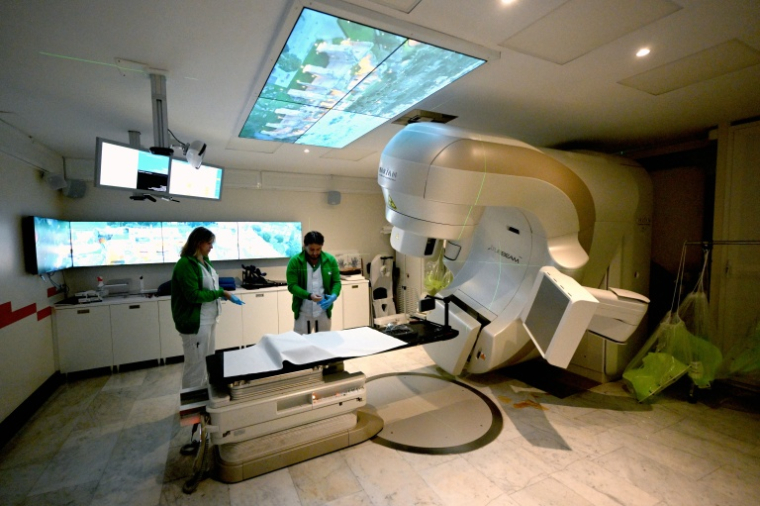 Le personnel médical prépare la salle de radiothérapie, avant d'y installer un patient, à l'hôpital de l'île Tibérine, à Rome le 6 octobre 2026 ( AFP / Tiziana FABI )