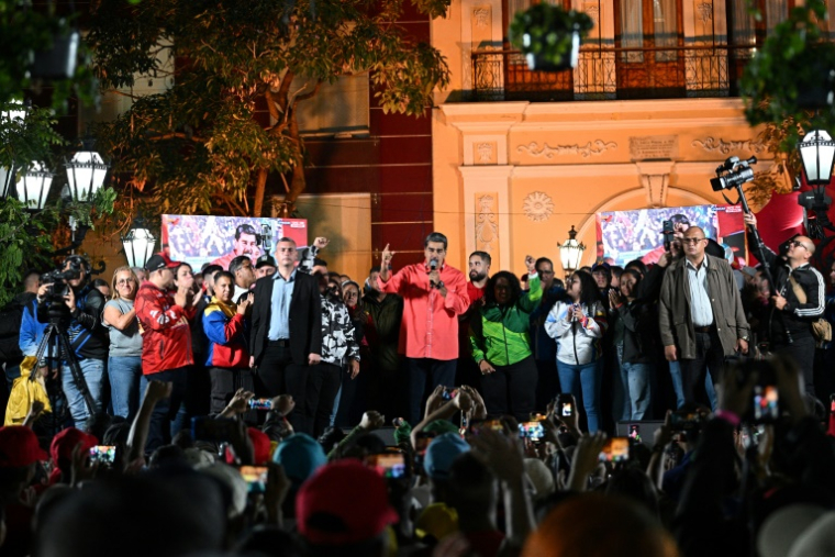 Le président du Venezuela Nicolas Maduro s'adresse à ses partisans sur la place Bolivar à Caracas, le 25 mai 2025 ( AFP / Federico PARRA )