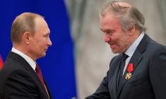 Le chef d'orchestre russe Valeri Guerguiev avec le président Vladimir Poutine lors d'une remise de décoration au Kremlin le 22 septembre 2016 ( POOL / Ivan Sekretarev )