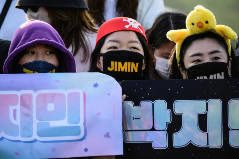 Des fans de BTS attendent d'apercevoir Jimin et Jungkook, deux membres du groupe qui ont été libérés de leur service militaire, dans le comté de Yeoncheon en Corée du Sud, le 11 juin 2025 ( AFP / ANTHONY WALLACE )