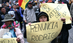 Des manifestants défilent à la Paz et réclament la démission du président Rodrigo Paz, le 25 mai 2026 ( AFP / MARVIN RECINOS )