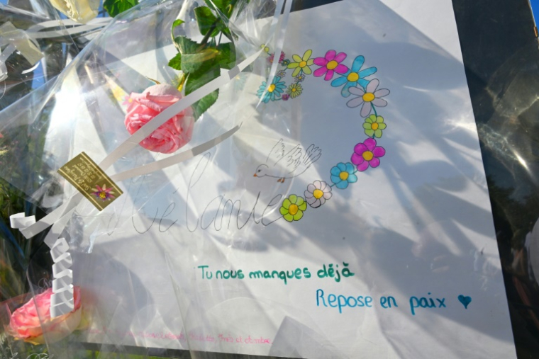 Un message déposé parmi les fleurs devant les grilles du collège Françoise-Dolto, en hommage à Mélanie, la surveillante tuée par un élève, à Nogent, le 13 juin 2025 en Haute-Marne ( AFP / FRANCOIS NASCIMBENI )