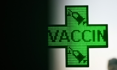 Face à la multiplication des fermetures de pharmacies en milieu rural, professionnels de santé et élus locaux alertent sur le risque de "déserts pharmaceutiques" dans des territoires où les officines représentent souvent l'unique recours médical envisageable ( AFP / Julie SEBADELHA )
