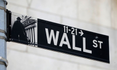 Un panneau indiquant Wall Street à l'extérieur du New York Stock Exchange (NYSE)