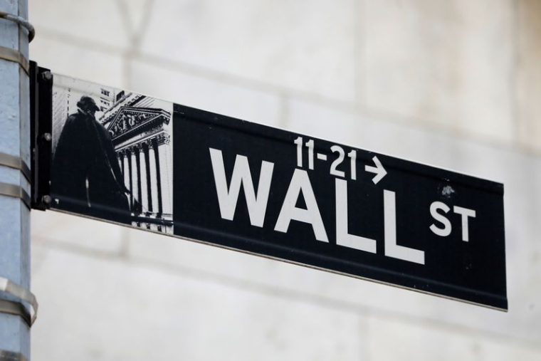 Un panneau indiquant Wall Street à l'extérieur du New York Stock Exchange (NYSE)