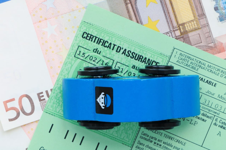 (Crédits photo : Adobe Stock - Assurance auto avec certificat et vignette verte fournis par la compagnie d'assurance)