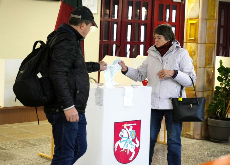 Les électeurs votent lors du second tour des élections législatives à Panevezis