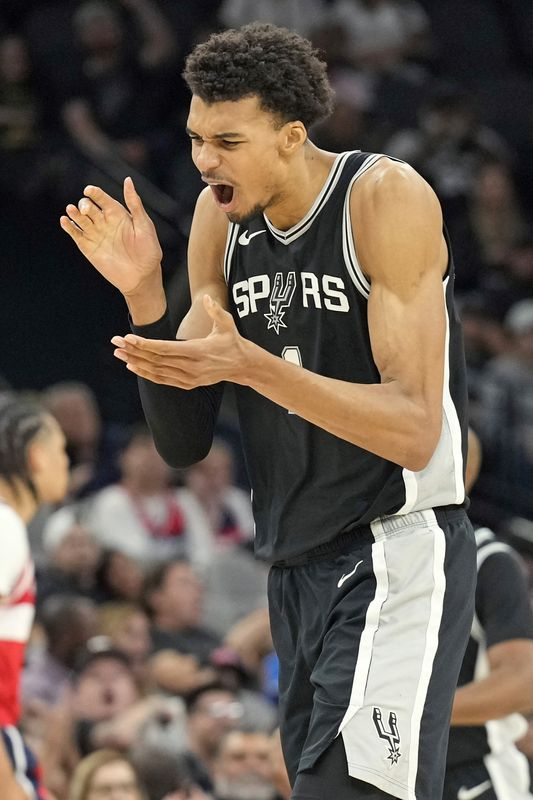 Le pivot des San Antonio Spurs Victor Wembanyam à San Antonio, Texas, États-Unis
