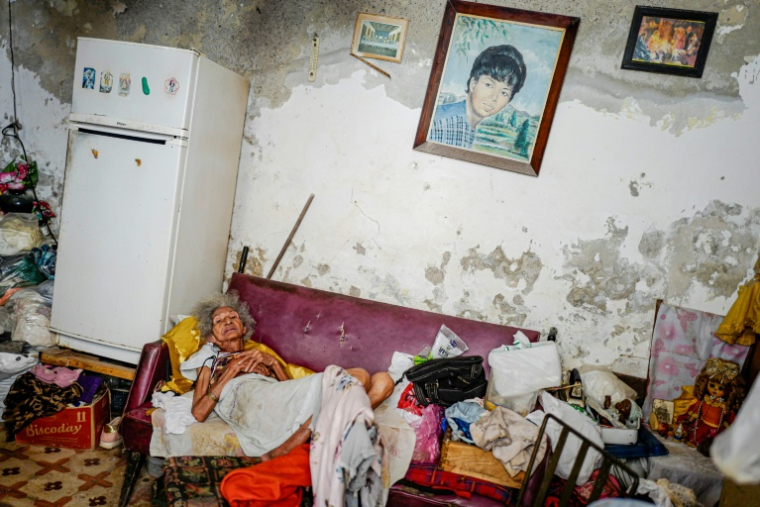 Pilar Alcantara, une Cubaine de 81 ans, est alitée chez elle dans le quartier de Jesus Maria, à La Havane, après avoir contracté le chikungunya, le 20 novembre 2025 ( AFP / ADALBERTO ROQUE )