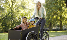 Ecologique, économique et pratique, le vélo-cargo est plébiscité par de nombreuses familles pour les trajets quotidiens crédit photo : Getty images