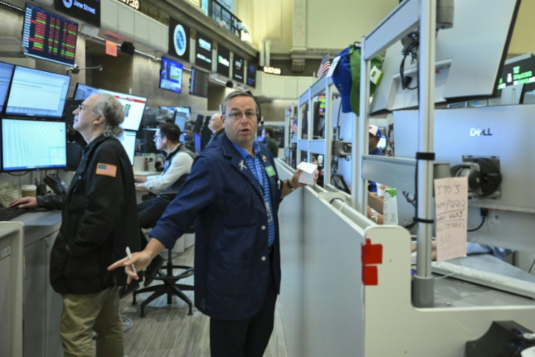 Des traders à la Bourse de New York le 24 août 2026 ( AFP / ANGELA WEISS )