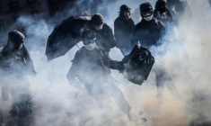 Les "BB" sont en général habillés en noir, masqués et constitués en petits groupes "affinitaires" de 10 à 20 personnes (illustration) ( AFP / LOIC VENANCE )