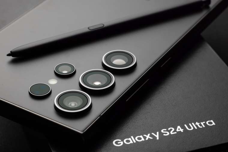 Un Galaxy S24, un smartphone produit par Samsung. (Cr&eacute;dits: Adobe Stock)
