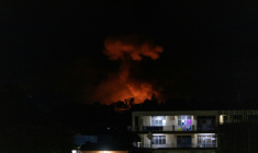Vue générale d'un panache de fumée s'élevant au-dessus d'un incendie dans un arsenal militaire à Bujumbura (Burundi), le 31 mars 2026 ( AFP / - )