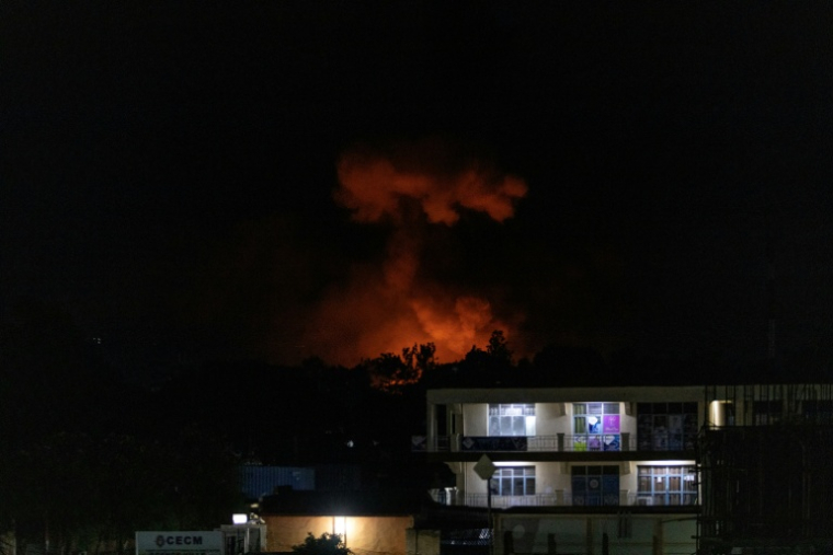 Vue générale d'un panache de fumée s'élevant au-dessus d'un incendie dans un arsenal militaire à Bujumbura (Burundi), le 31 mars 2026 ( AFP / - )