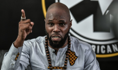 L'influenceur panafricaniste Kemi Seba, lors d'une conférence de presse le 26 juin 2020 à Paris ( AFP / STEPHANE DE SAKUTIN )