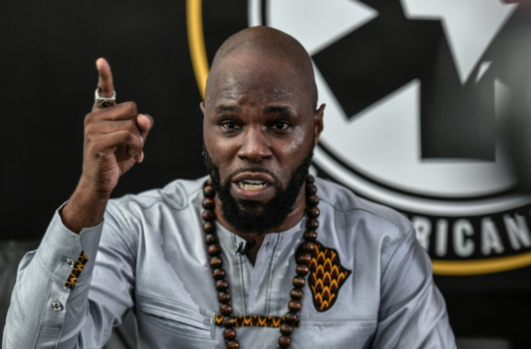 L'influenceur panafricaniste Kemi Seba, lors d'une conférence de presse le 26 juin 2020 à Paris ( AFP / STEPHANE DE SAKUTIN )