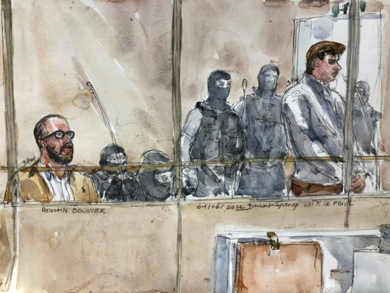 Croquis d'audience réalisé le 1er juin 2022 de Romain Bouvier, à gauche, et Loïk Le Priol à droite, lors de leur procès à Paris pour l'agression de l'ancien responsable du GUD ( AFP / Benoit PEYRUCQ )