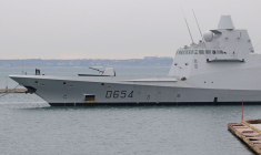 La frégate Auvergne de la marine française arrive au port d'Odessa en mer Noire