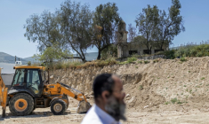 Un colon israélien passe devant un bulldozer dans la colonie de Sa-Nur, en Cisjordanie occupée, le 7 mai 2026. ( AFP / ilia YEFIMOVICH )