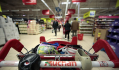 AUCHAN RÉFLÉCHIT À UNE NOUVELLE OFFRE SUR CARREFOUR, SELON BLOOMBERG