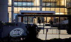 Le logo du fabricant américain de puces Intel Corp est visible à l'entrée de son "bâtiment intelligent" à Petah Tikva