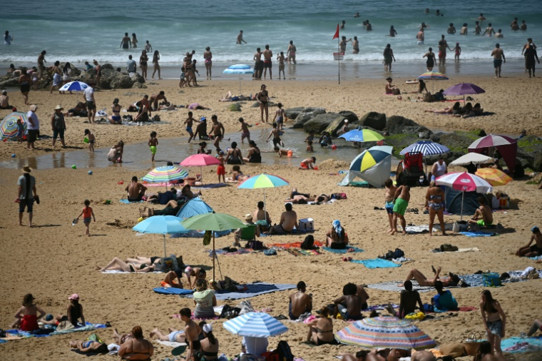 Sur la plage de Lacanau, en Gironde, le 30 mai 2025 ( AFP / CHRISTOPHE ARCHAMBAULT )