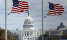 Des drapeaux américains flottent avec le Capitole américain en arrière-plan
