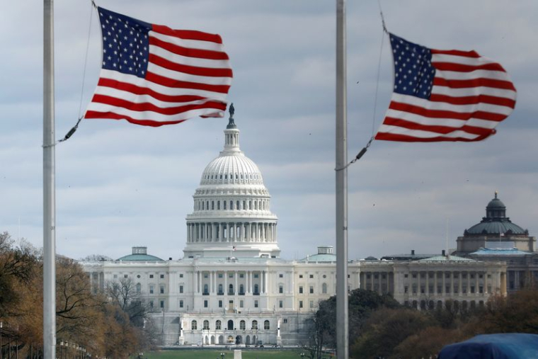 Des drapeaux américains flottent avec le Capitole américain en arrière-plan