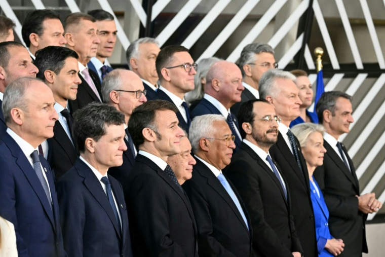 Le secrétaire général de l'ONU, Antonio Guterres (c) et les leaders européens réunis à Bruxelles, le 19 mars 2026 ( AFP / NICOLAS TUCAT )