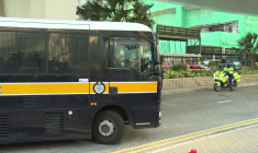 Hong Kong: des fourgons de police arrivent avant le prononcé de la peine de Jimmy Lai