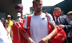 Le Français Benjamin Bonzi quitte le court après avoir remporté son match du premier tour contre le Russe Daniil Medvedev