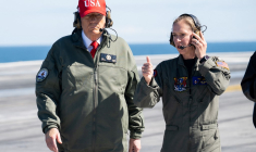 Donald Trump, sur le pont de l'USS George H.W. Bush, en octobre 2025 ( AFP / SAUL LOEB )