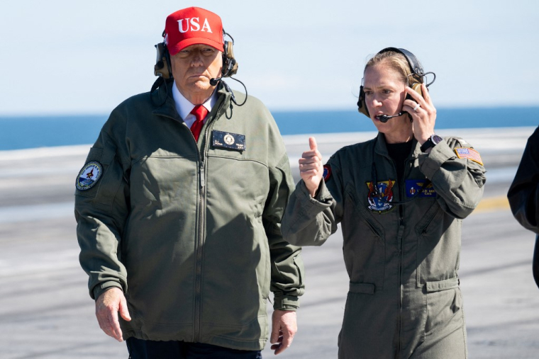 Donald Trump, sur le pont de l'USS George H.W. Bush, en octobre 2025 ( AFP / SAUL LOEB )