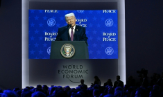Le président américain Donald Trump apparaît sur un écran géant alors qu'il prend la parole lors de la réunion du "Conseil de la paix" pendant le Forum économique mondial (FEM) à Davos, le 22 janvier 2026 en Suisse ( AFP / Fabrice COFFRINI )