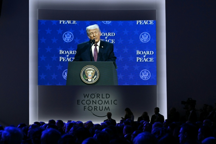 Le président américain Donald Trump apparaît sur un écran géant alors qu'il prend la parole lors de la réunion du "Conseil de la paix" pendant le Forum économique mondial (FEM) à Davos, le 22 janvier 2026 en Suisse ( AFP / Fabrice COFFRINI )