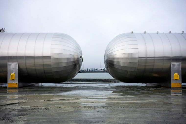 Des conteneurs destinés au stockage de CO2 liquéfié sur le chantier du terminal de Greensand, dans le port d'Esbjerg, dont l'achèvement est prévu au printemps 2026, le 24 novembre 2025 au Danemark ( AFP / Jonathan NACKSTRAND )