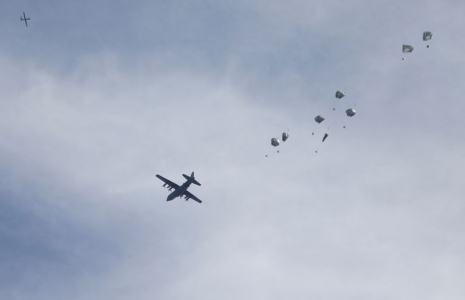 Un avion livre de l'aide au-dessus de la ville de Gaza