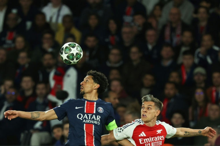 Le capitaine parisien Marquinhos (g) et Leandro Trossard d'Arsenal lors de la demi-finale retour de la Ligue des champions, le 7 mai 2025 au Parc des Princes ( AFP / Thomas SAMSON )