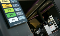 Un véhicule français dans une station service au Pas-de-la-Case, en Andorre, le 15 septembre 2026 ( AFP / Matthieu RONDEL )
