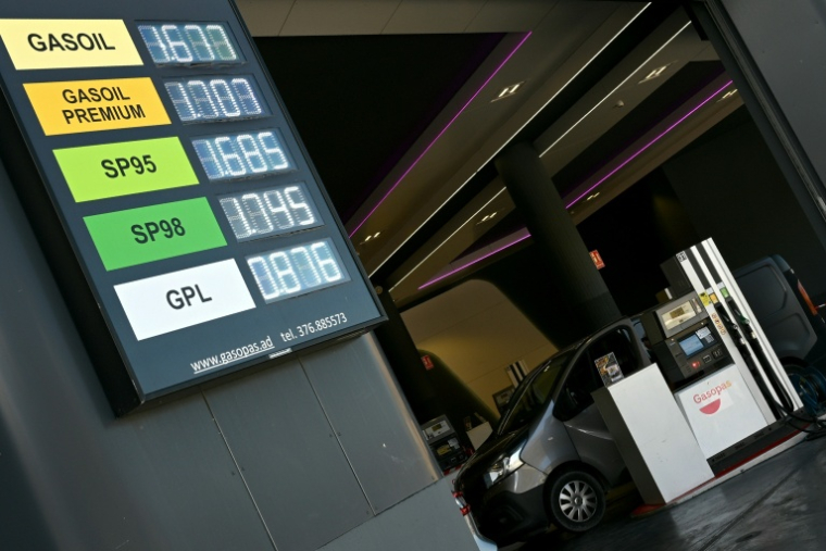 Un véhicule français dans une station service au Pas-de-la-Case, en Andorre, le 15 septembre 2026 ( AFP / Matthieu RONDEL )