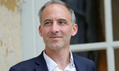 Le co-président de Place publique Raphaël Glucksmann à la sortie de l'hôtel Matignon après une réunion sur le mode de scrutin proportinnel, le 23 mai 2025 à Paris ( AFP / Thomas SAMSON )