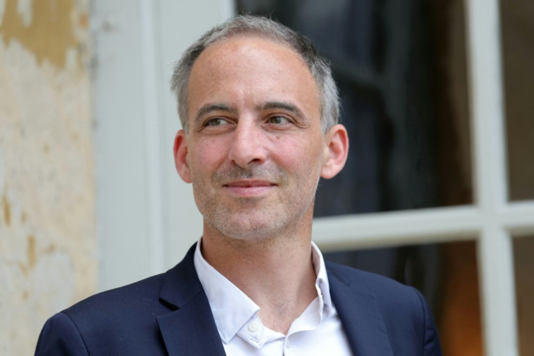 Le co-président de Place publique Raphaël Glucksmann à la sortie de l'hôtel Matignon après une réunion sur le mode de scrutin proportinnel, le 23 mai 2025 à Paris ( AFP / Thomas SAMSON )