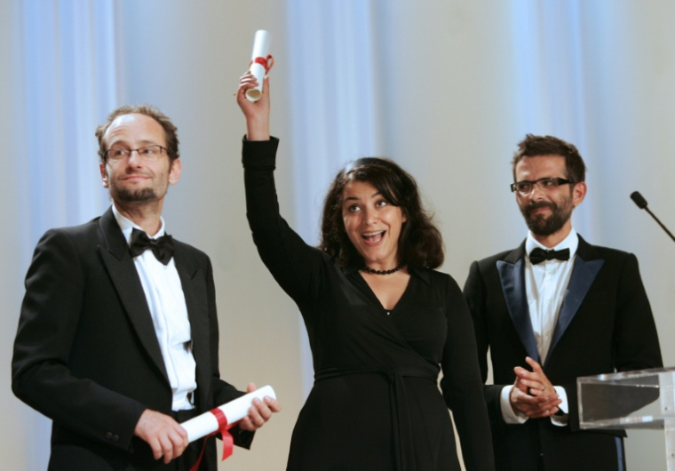 L'autrice de BD Marjane Satrapi (C) reçoit le prix du jury au festival de Cannes aux côtés du réalisateur Vincent Paronnaud (D) le 27 mai 2007 ( AFP / VALERY HACHE )