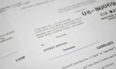 Photographie montrant un document judiciaire sur l'affaire Epstein, le 19 décembre 2025 à Washington ( AFP / Mandel NGAN )