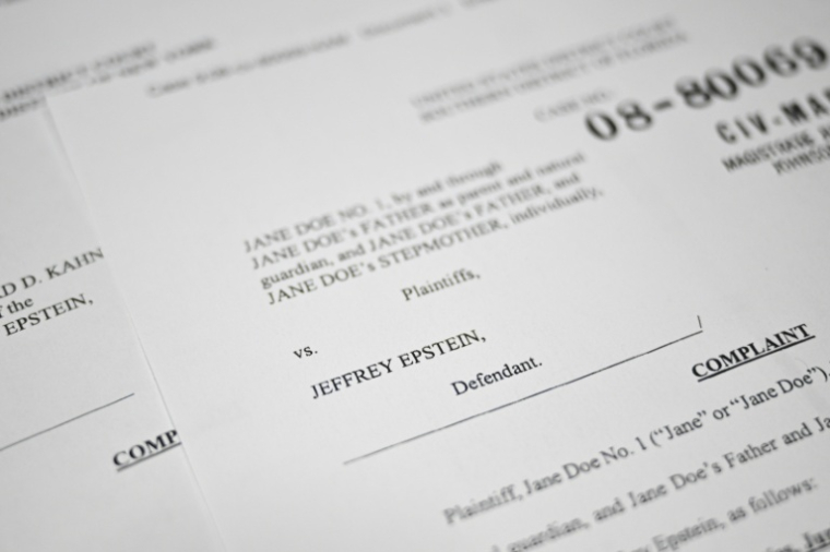 Photographie montrant un document judiciaire sur l'affaire Epstein, le 19 décembre 2025 à Washington ( AFP / Mandel NGAN )